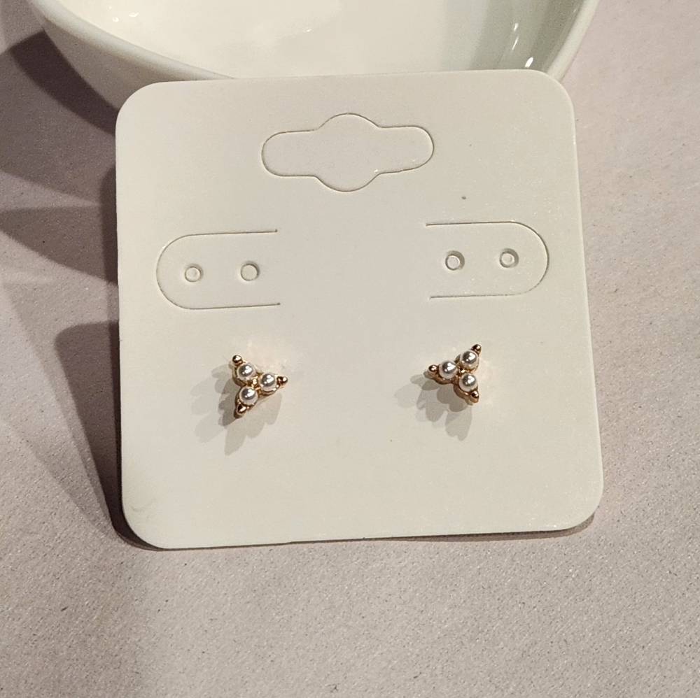 Classic Faux Pearl Cluster Stud Earrings - Picture 4 of 4